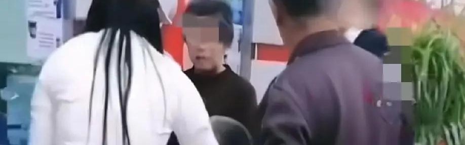 开云网站-救命钱都不给取！重病男子被推到柜台，银行仍拒绝