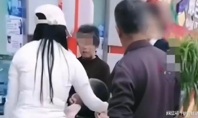 开云网站-救命钱都不给取！重病男子被推到柜台，银行仍拒绝