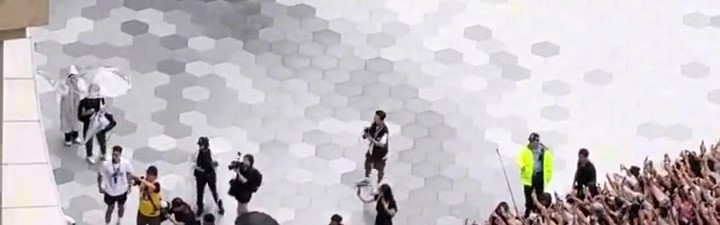 开云下载-詹姆斯中国行成都站完整原声录像：全场高呼LBJ 詹姆斯冒雨互动